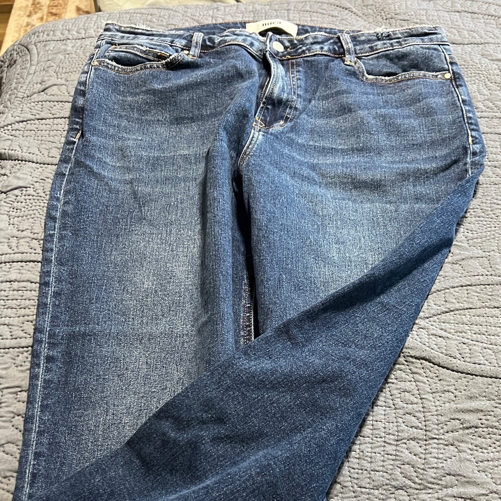 Everyday Straight-Leg Jeans in Dark Blue Wash